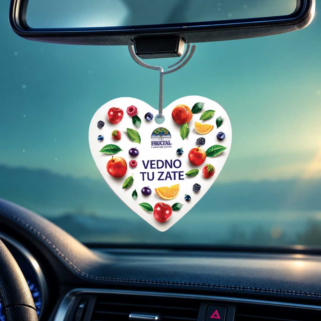 Osvežilec za avto v obliki srca z grafiko Fructal, obešen na vzvratno ogledalo
